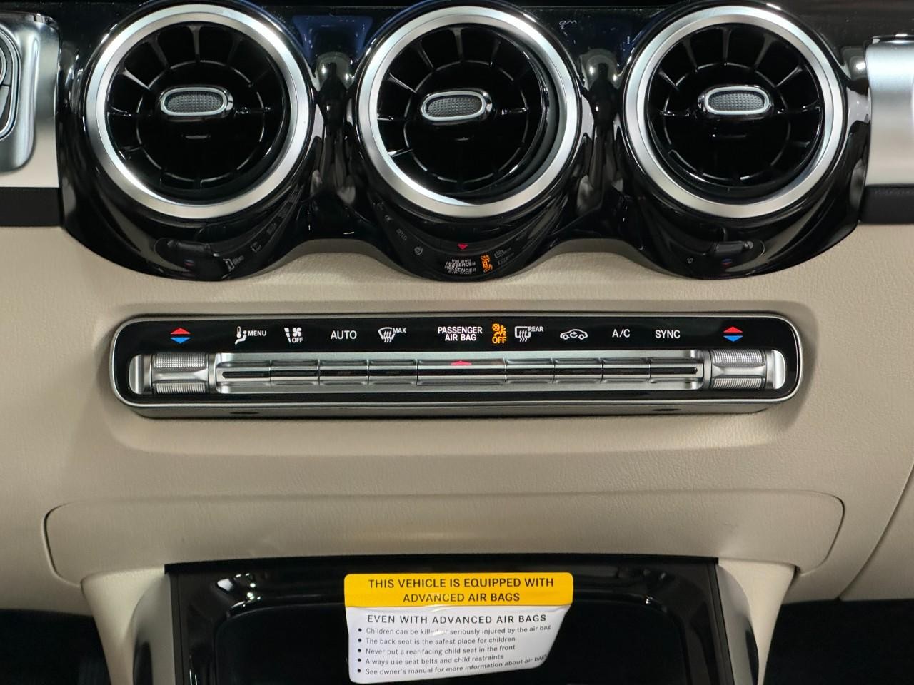 Mercedes-Benz GLB Vehicle Full-screen Gallery Image 15