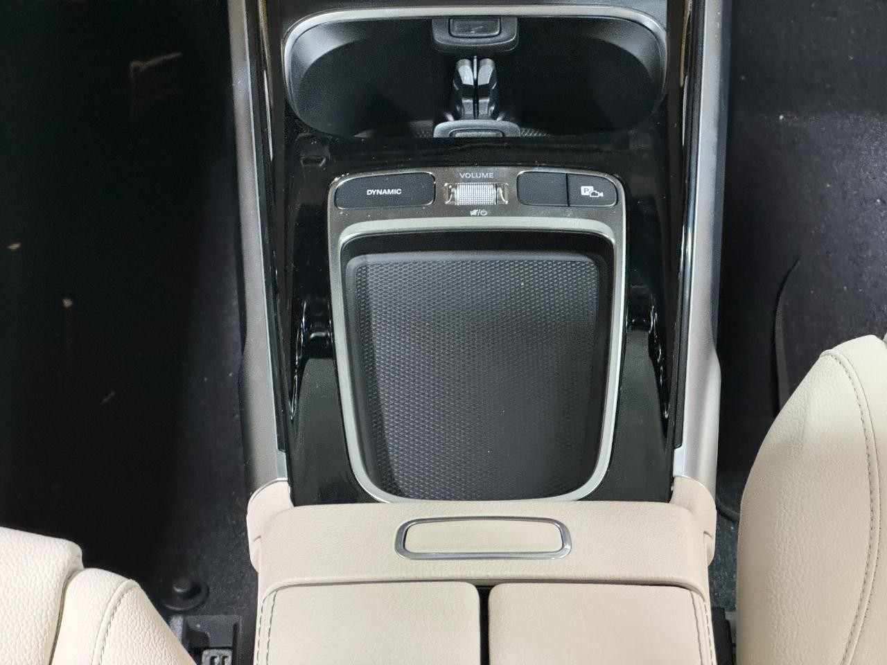 Mercedes-Benz GLB Vehicle Full-screen Gallery Image 16