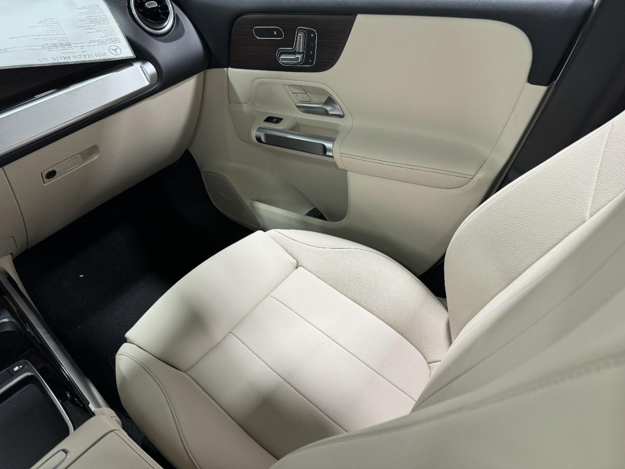 Mercedes-Benz GLB Vehicle Full-screen Gallery Image 17