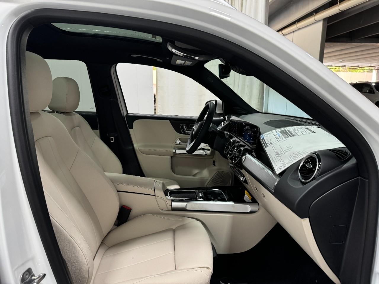 Mercedes-Benz GLB Vehicle Full-screen Gallery Image 18