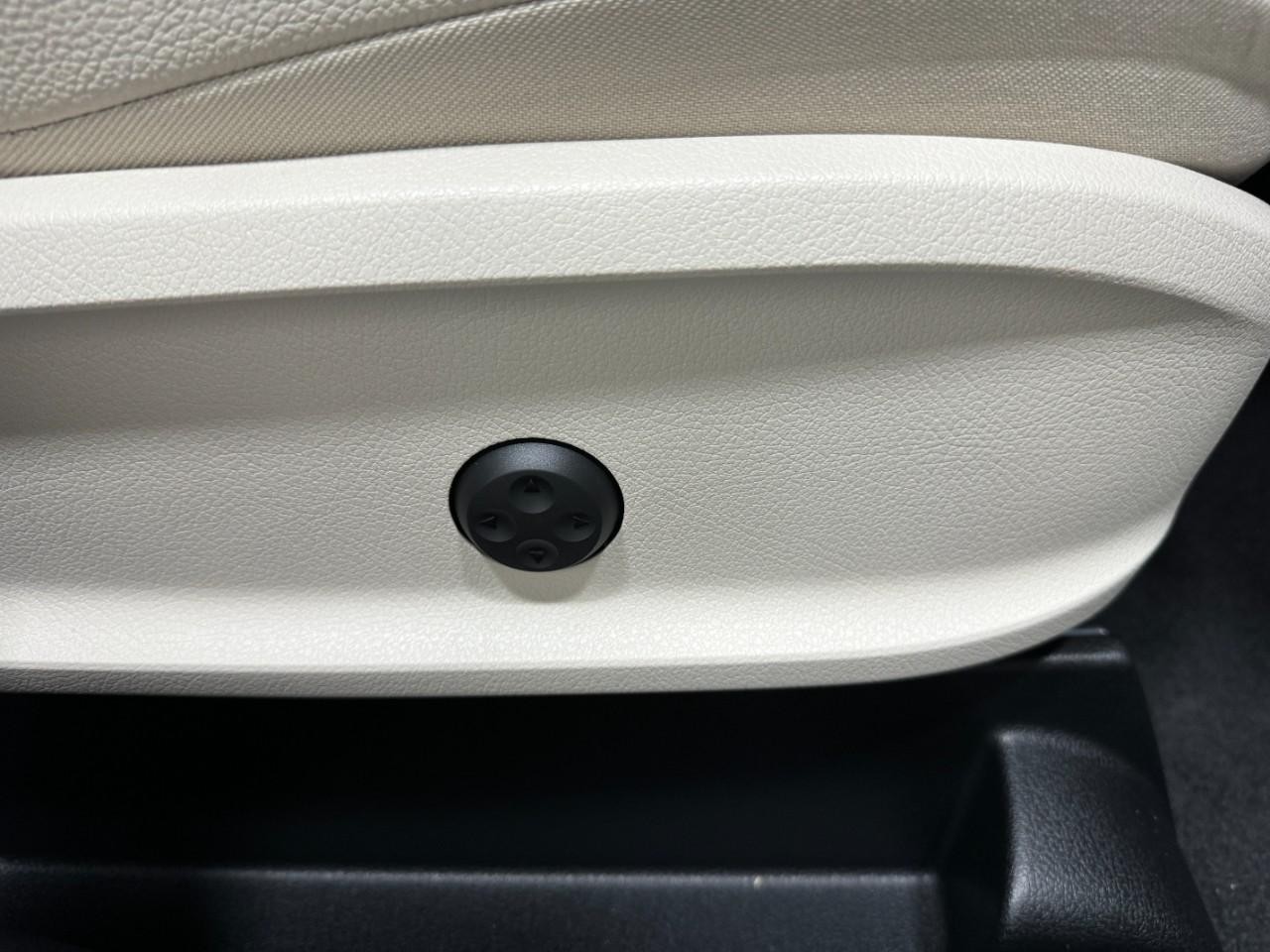 Mercedes-Benz GLB Vehicle Full-screen Gallery Image 20