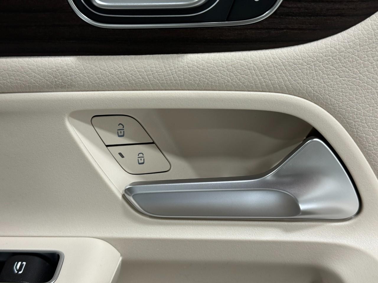 Mercedes-Benz GLB Vehicle Full-screen Gallery Image 22