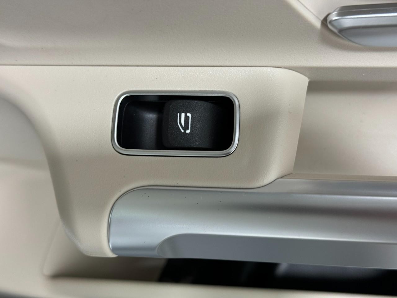 Mercedes-Benz GLB Vehicle Full-screen Gallery Image 23