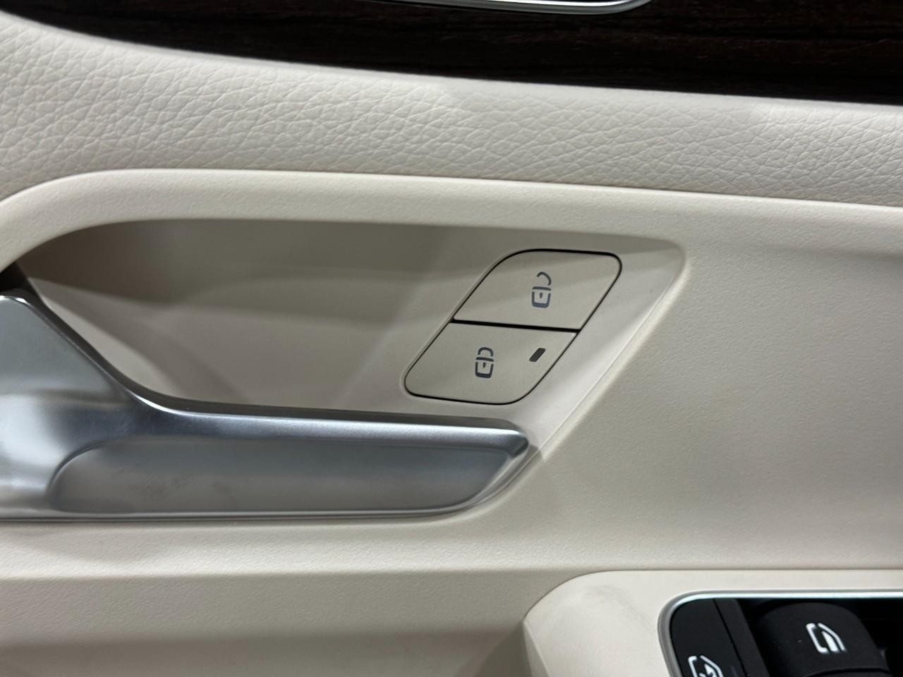 Mercedes-Benz GLB Vehicle Full-screen Gallery Image 25