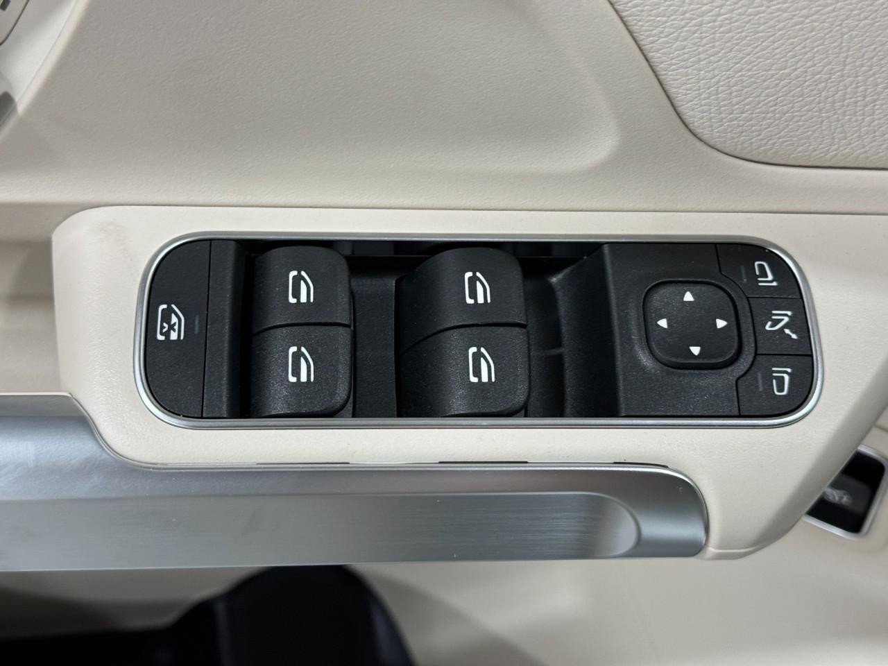 Mercedes-Benz GLB Vehicle Full-screen Gallery Image 26