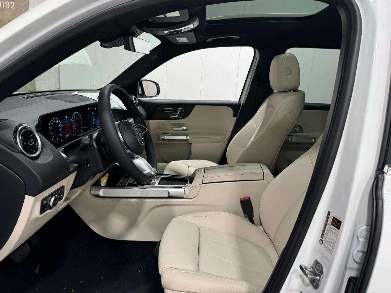 Mercedes-Benz GLB Vehicle Full-screen Gallery Image 28