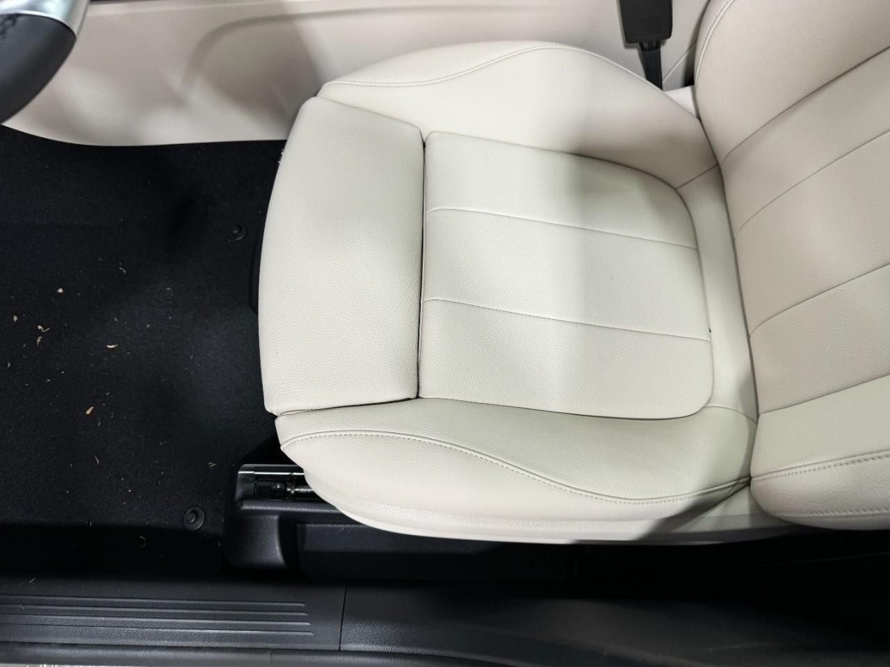 Mercedes-Benz GLB Vehicle Full-screen Gallery Image 29