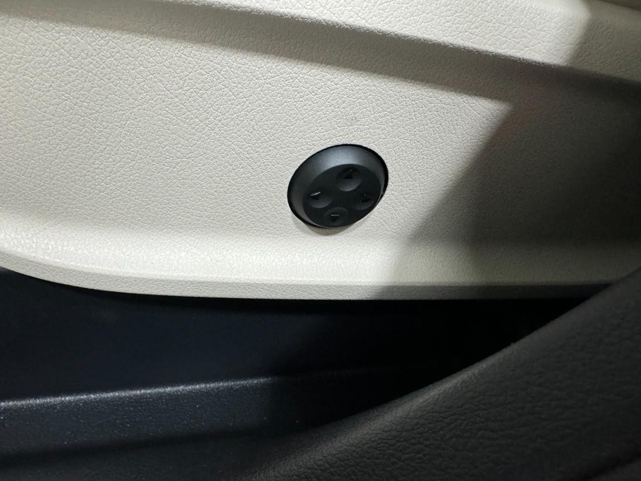 Mercedes-Benz GLB Vehicle Full-screen Gallery Image 30