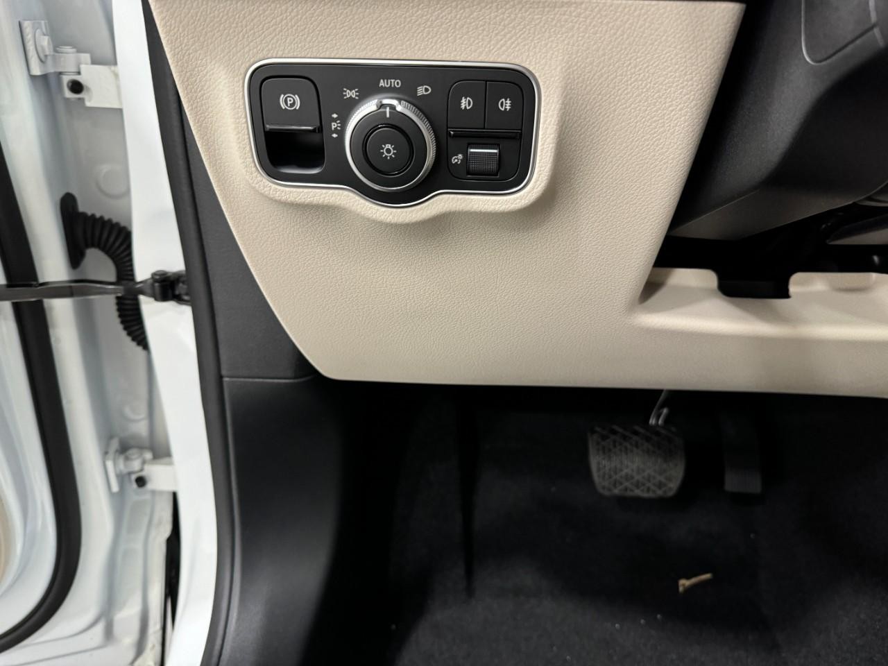 Mercedes-Benz GLB Vehicle Full-screen Gallery Image 31