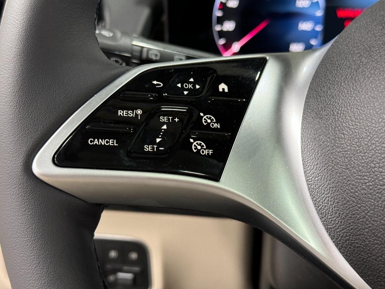 Mercedes-Benz GLB Vehicle Full-screen Gallery Image 32