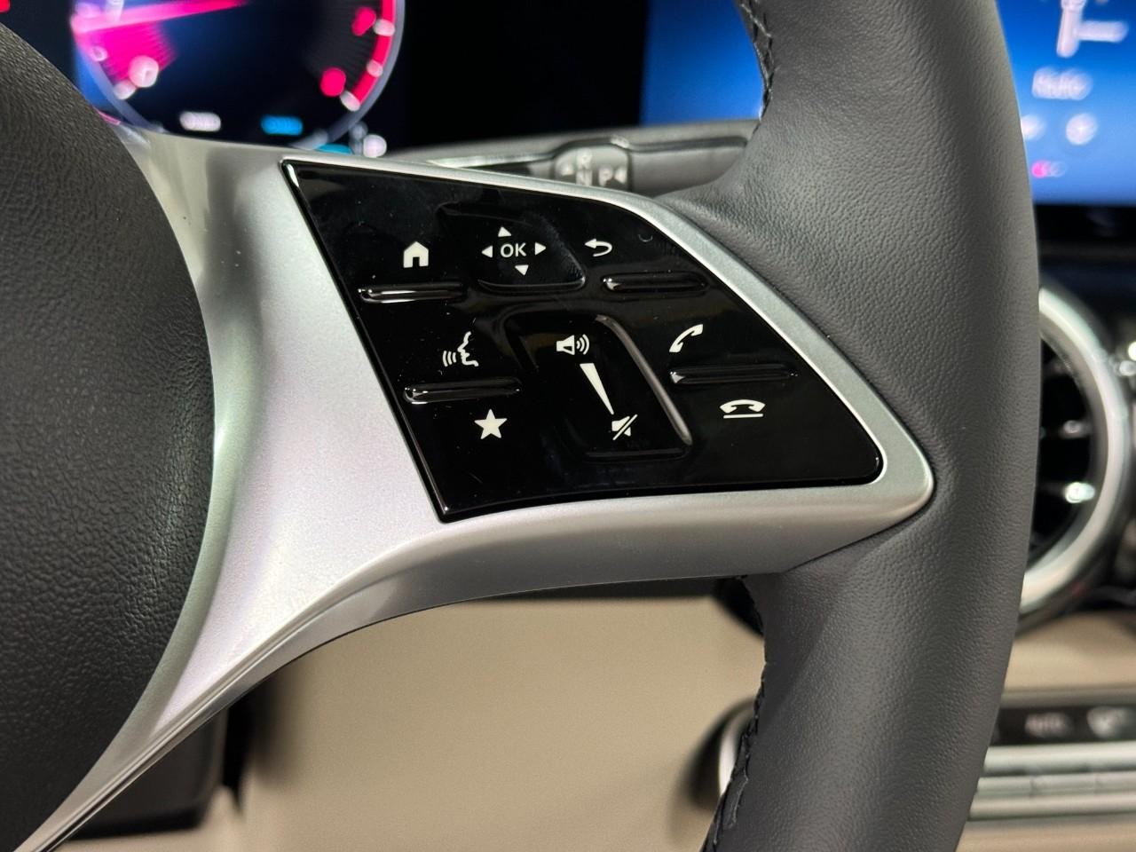 Mercedes-Benz GLB Vehicle Full-screen Gallery Image 33