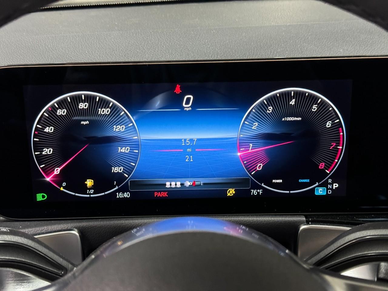 Mercedes-Benz GLB Vehicle Full-screen Gallery Image 34