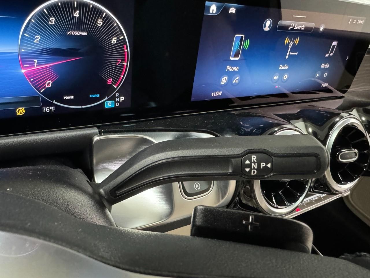 Mercedes-Benz GLB Vehicle Full-screen Gallery Image 35