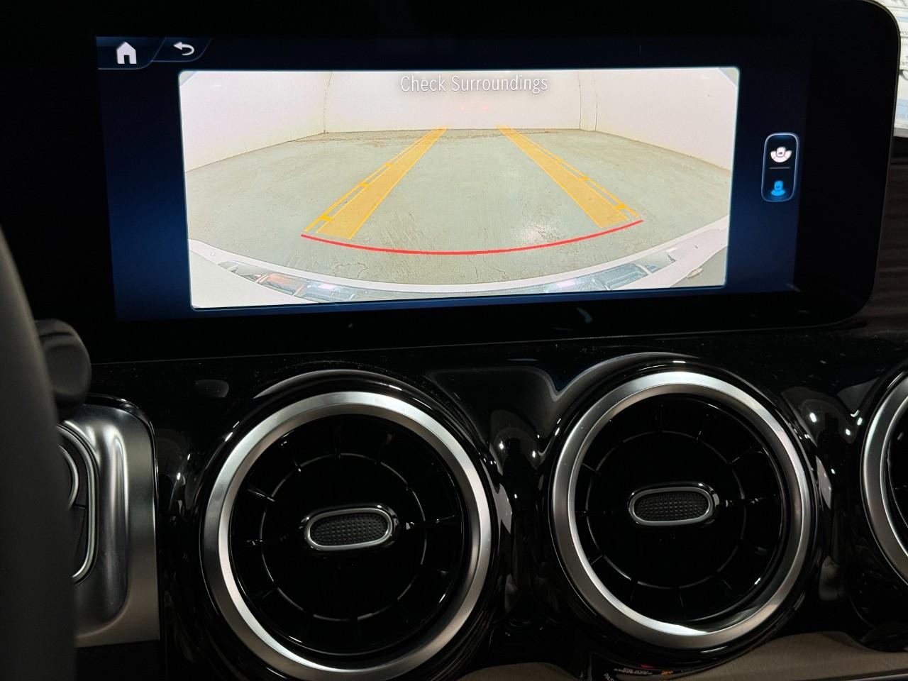 Mercedes-Benz GLB Vehicle Full-screen Gallery Image 36