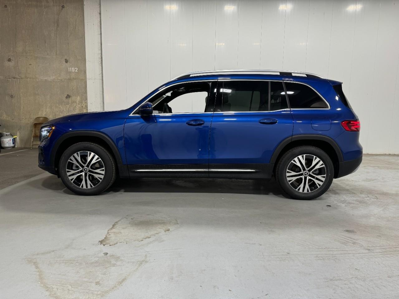 Mercedes-Benz GLB Vehicle Full-screen Gallery Image 2