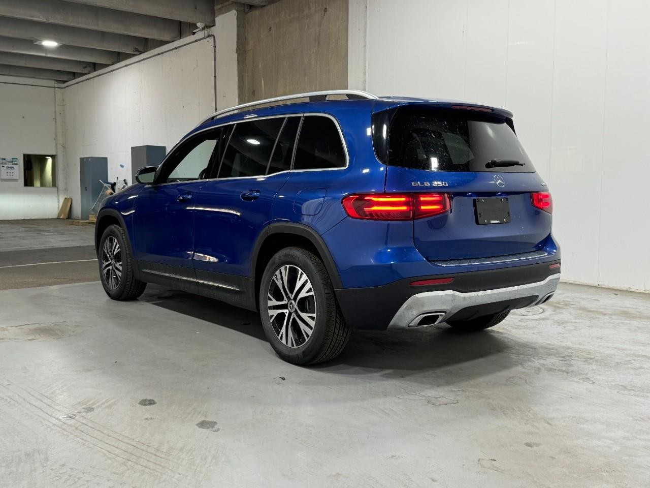 Mercedes-Benz GLB Vehicle Full-screen Gallery Image 3