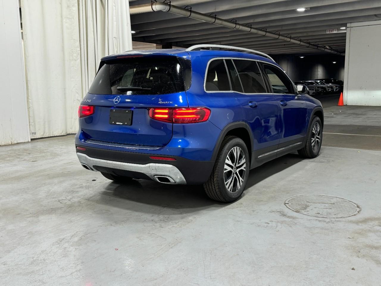 Mercedes-Benz GLB Vehicle Full-screen Gallery Image 4