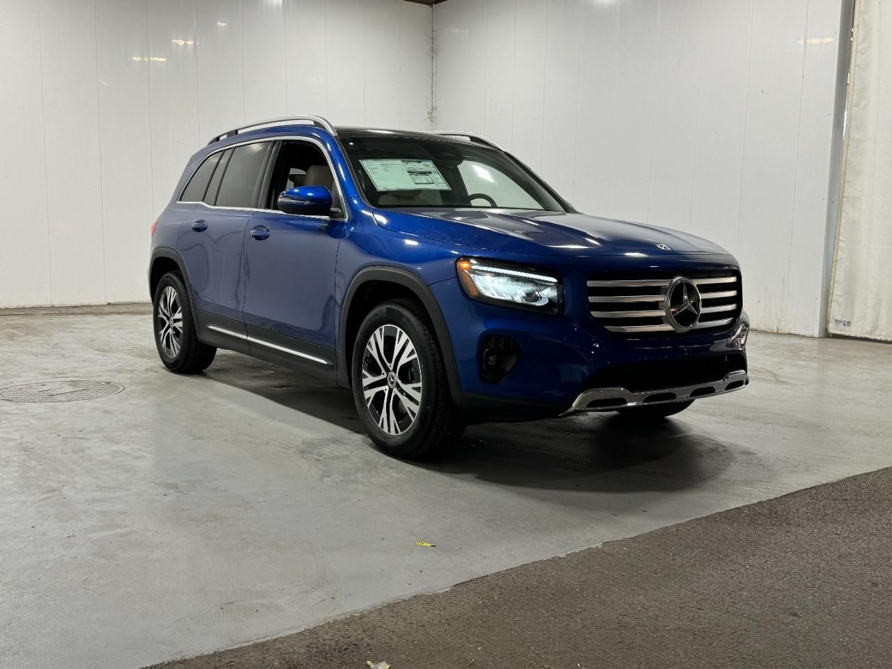 Mercedes-Benz GLB Vehicle Full-screen Gallery Image 6