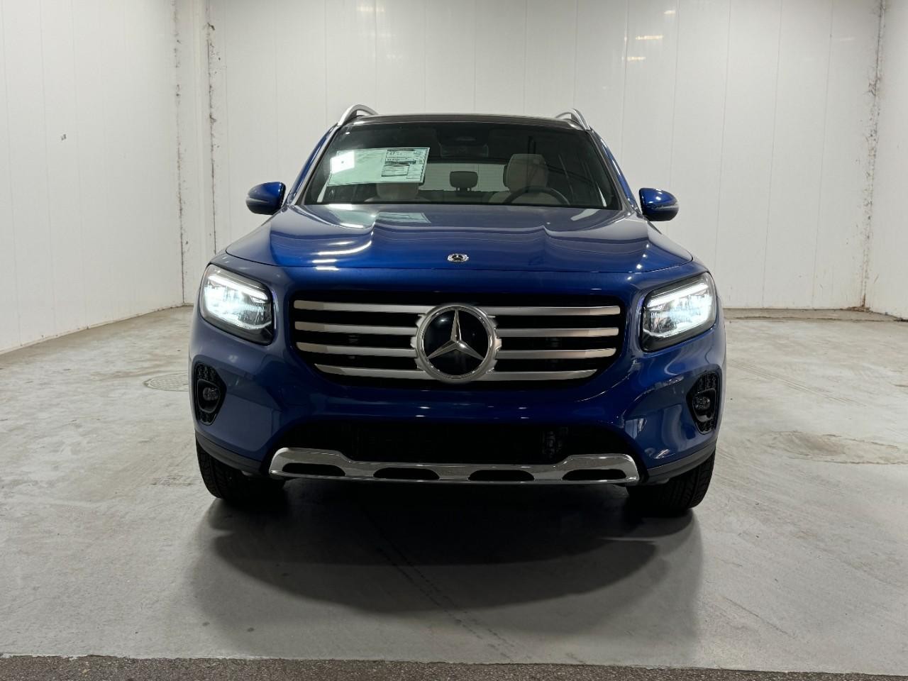 Mercedes-Benz GLB Vehicle Full-screen Gallery Image 7