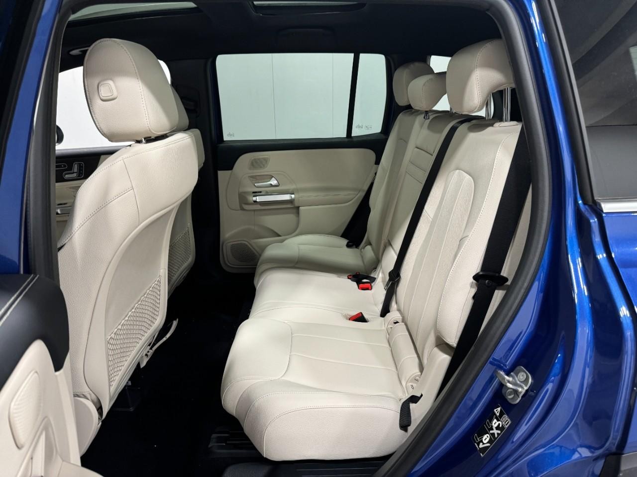 Mercedes-Benz GLB Vehicle Full-screen Gallery Image 8