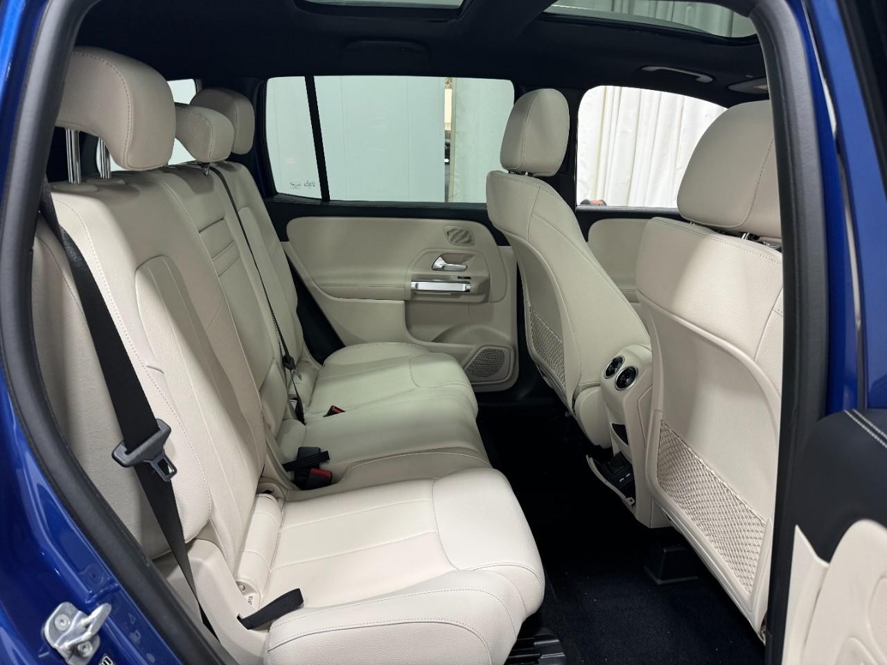 Mercedes-Benz GLB Vehicle Full-screen Gallery Image 10