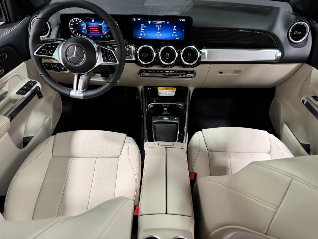 Mercedes-Benz GLB Vehicle Full-screen Gallery Image 12