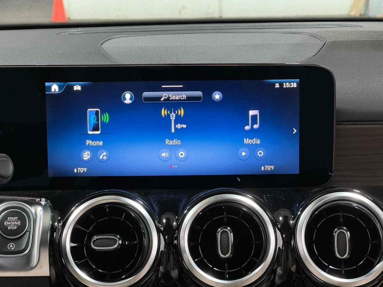 Mercedes-Benz GLB Vehicle Full-screen Gallery Image 14