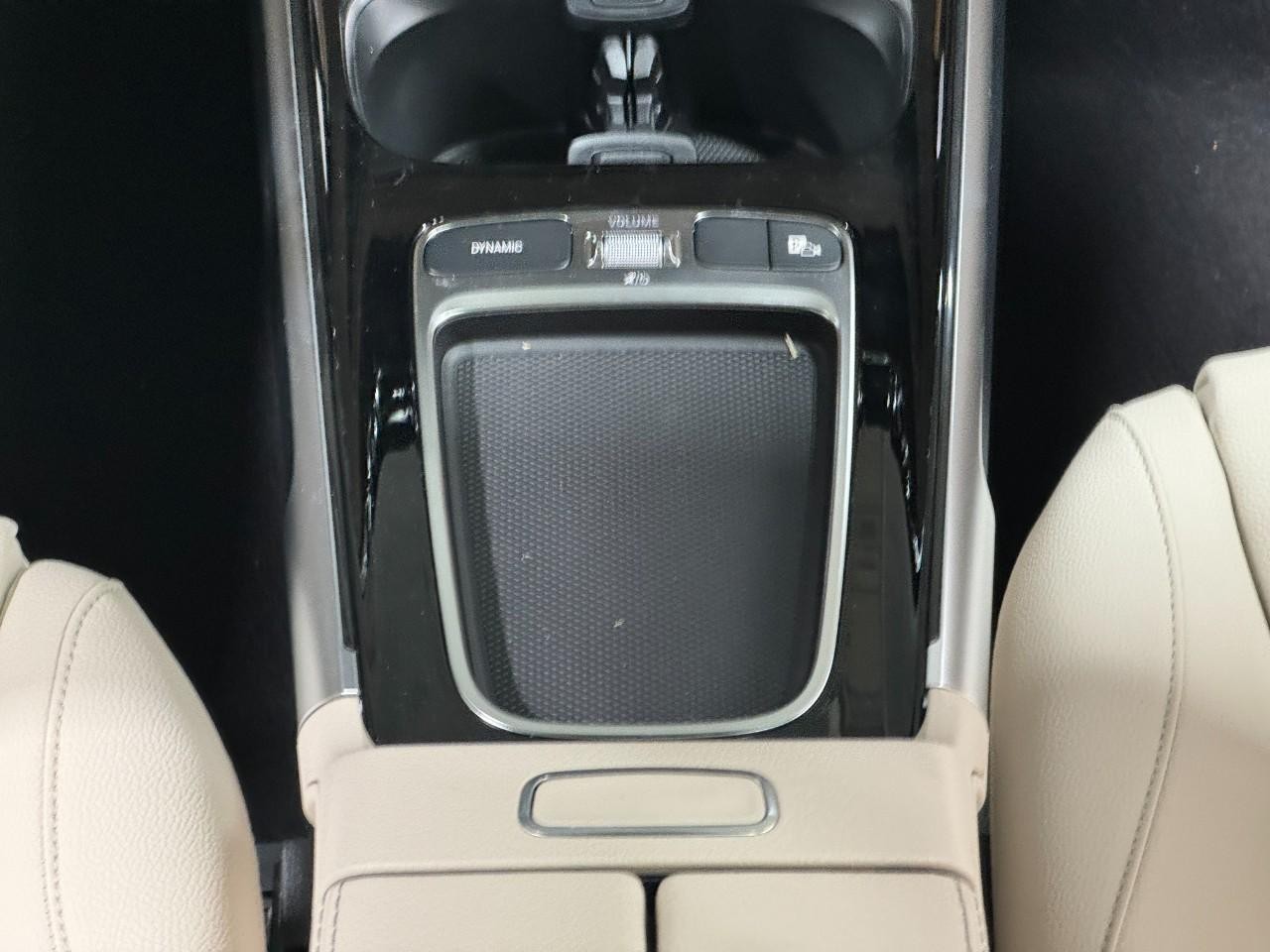 Mercedes-Benz GLB Vehicle Full-screen Gallery Image 16