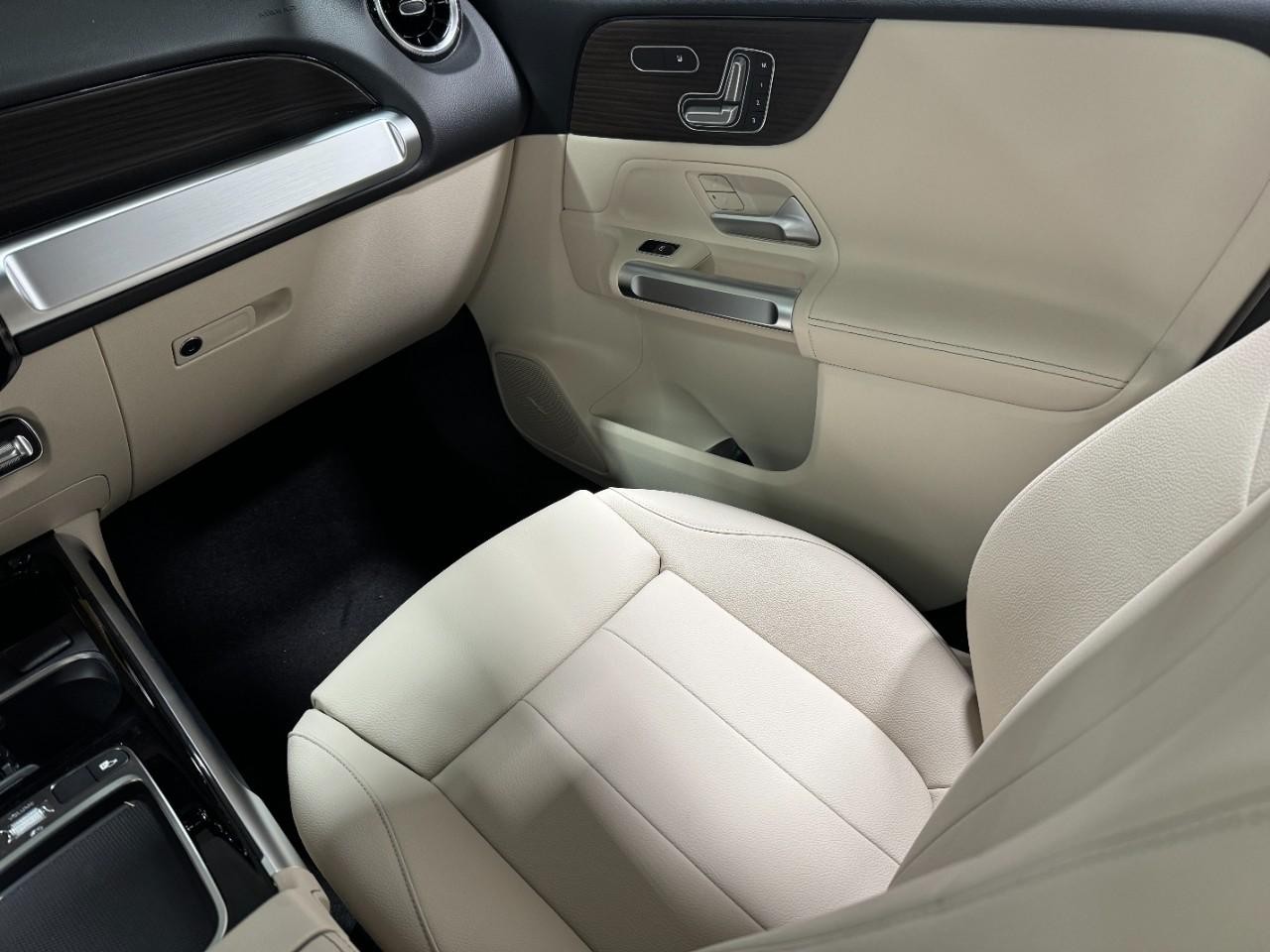 Mercedes-Benz GLB Vehicle Full-screen Gallery Image 17