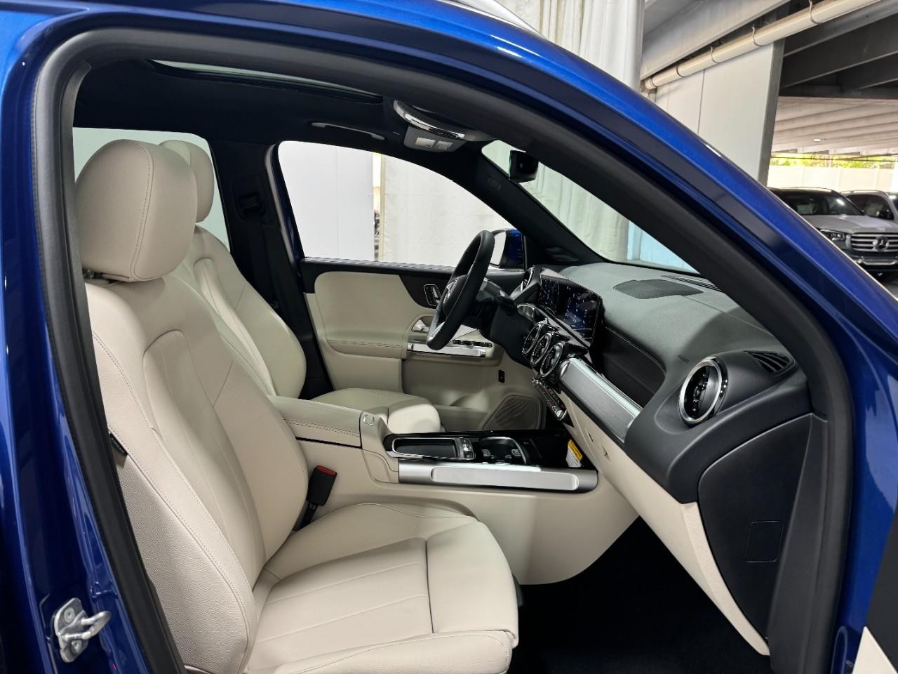 Mercedes-Benz GLB Vehicle Full-screen Gallery Image 18