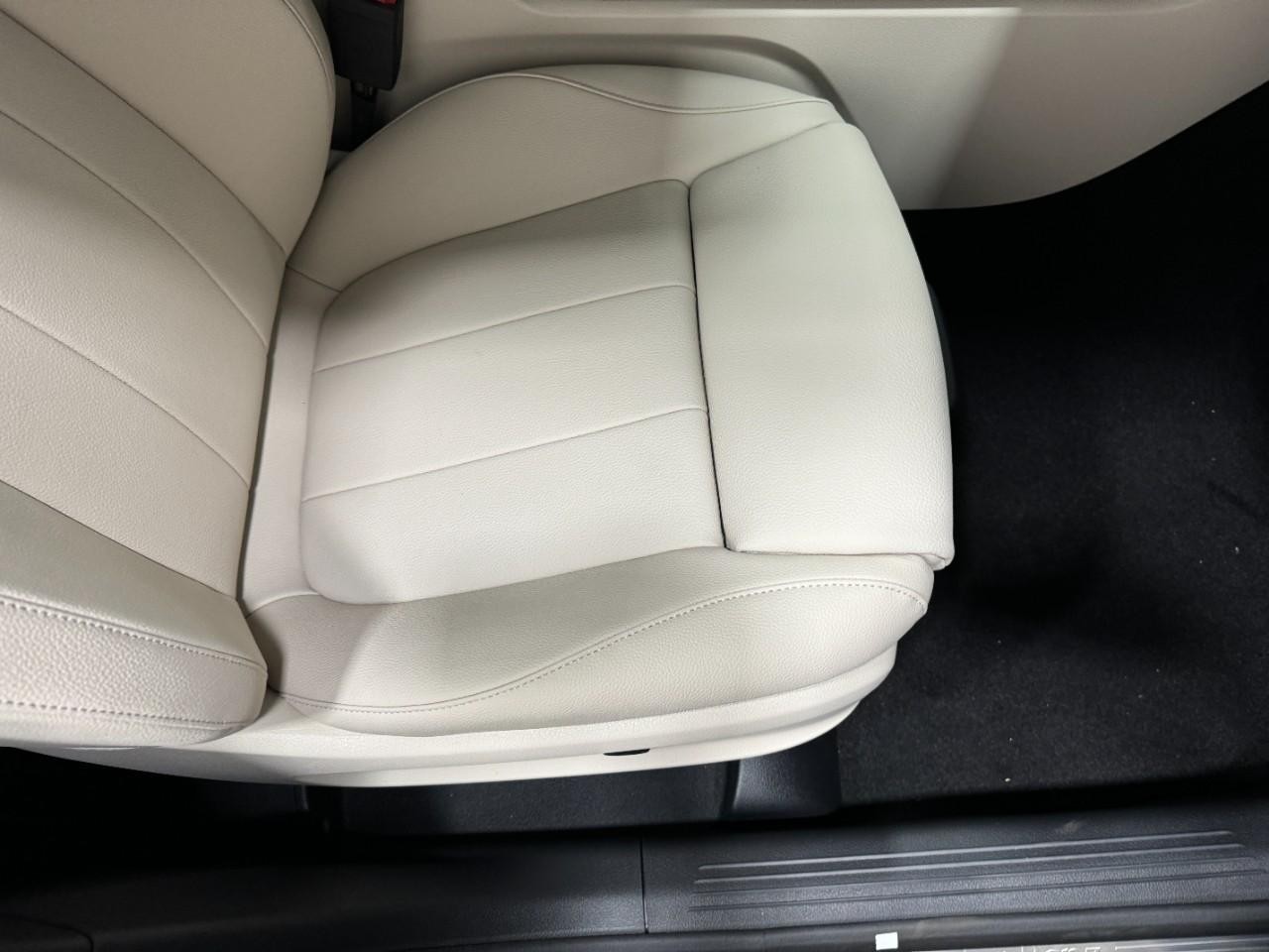 Mercedes-Benz GLB Vehicle Full-screen Gallery Image 19