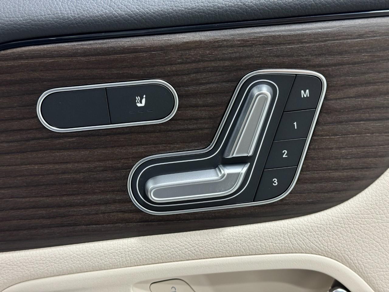 Mercedes-Benz GLB Vehicle Full-screen Gallery Image 21