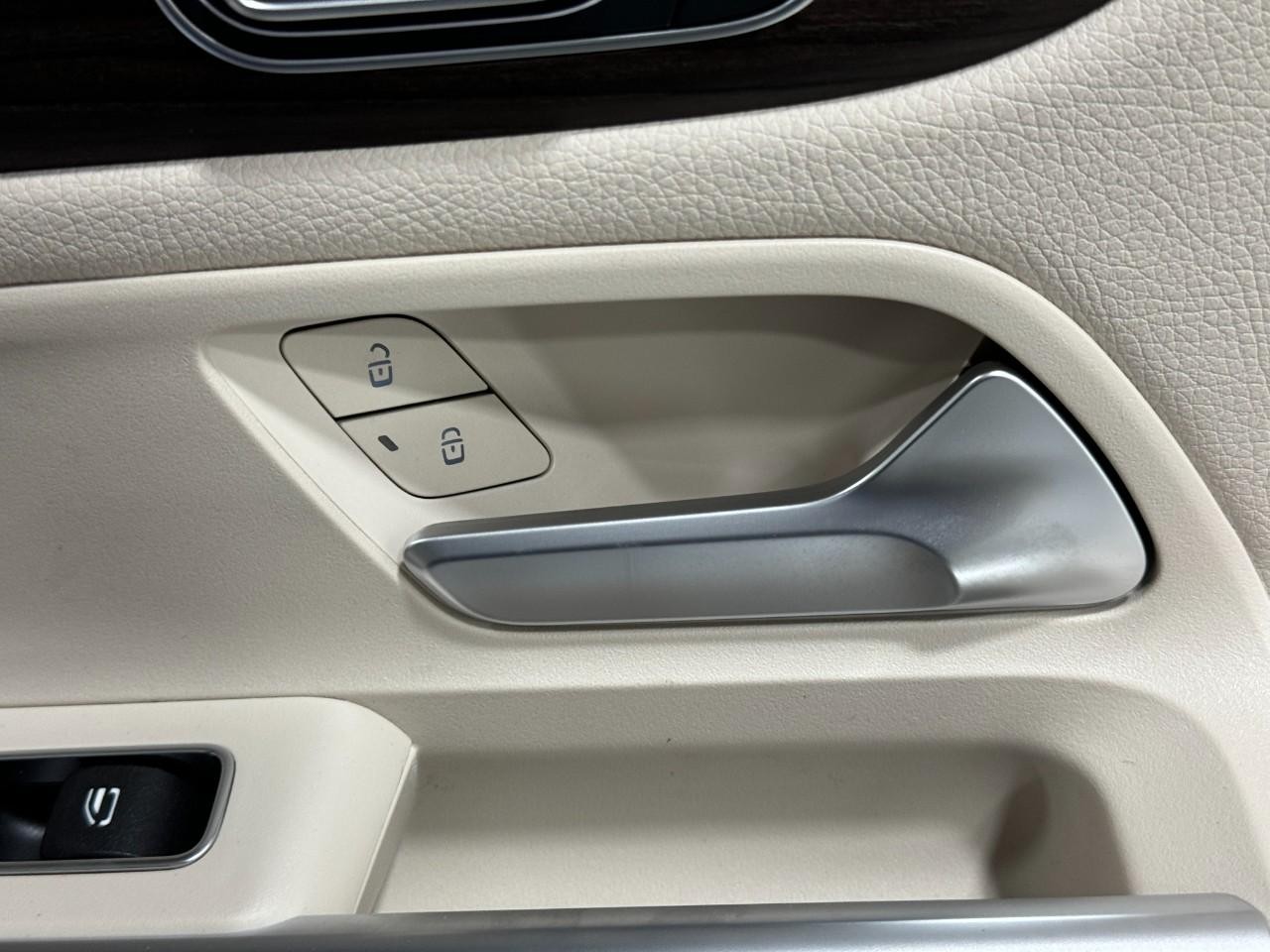 Mercedes-Benz GLB Vehicle Full-screen Gallery Image 22