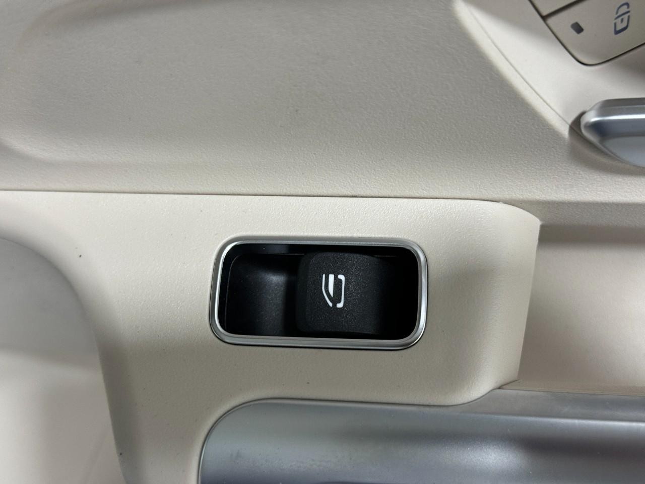 Mercedes-Benz GLB Vehicle Full-screen Gallery Image 23