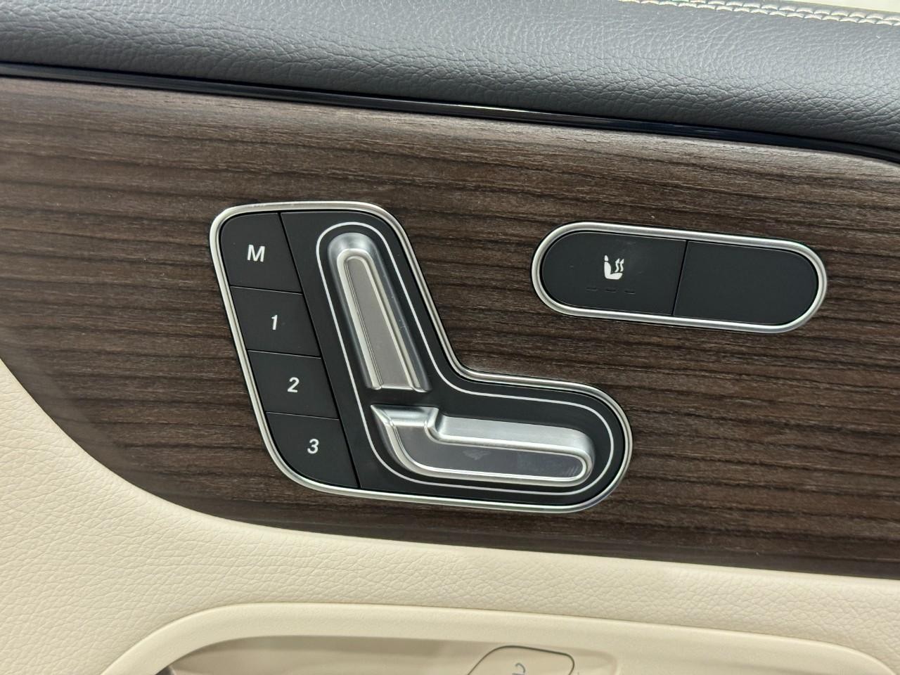 Mercedes-Benz GLB Vehicle Full-screen Gallery Image 24