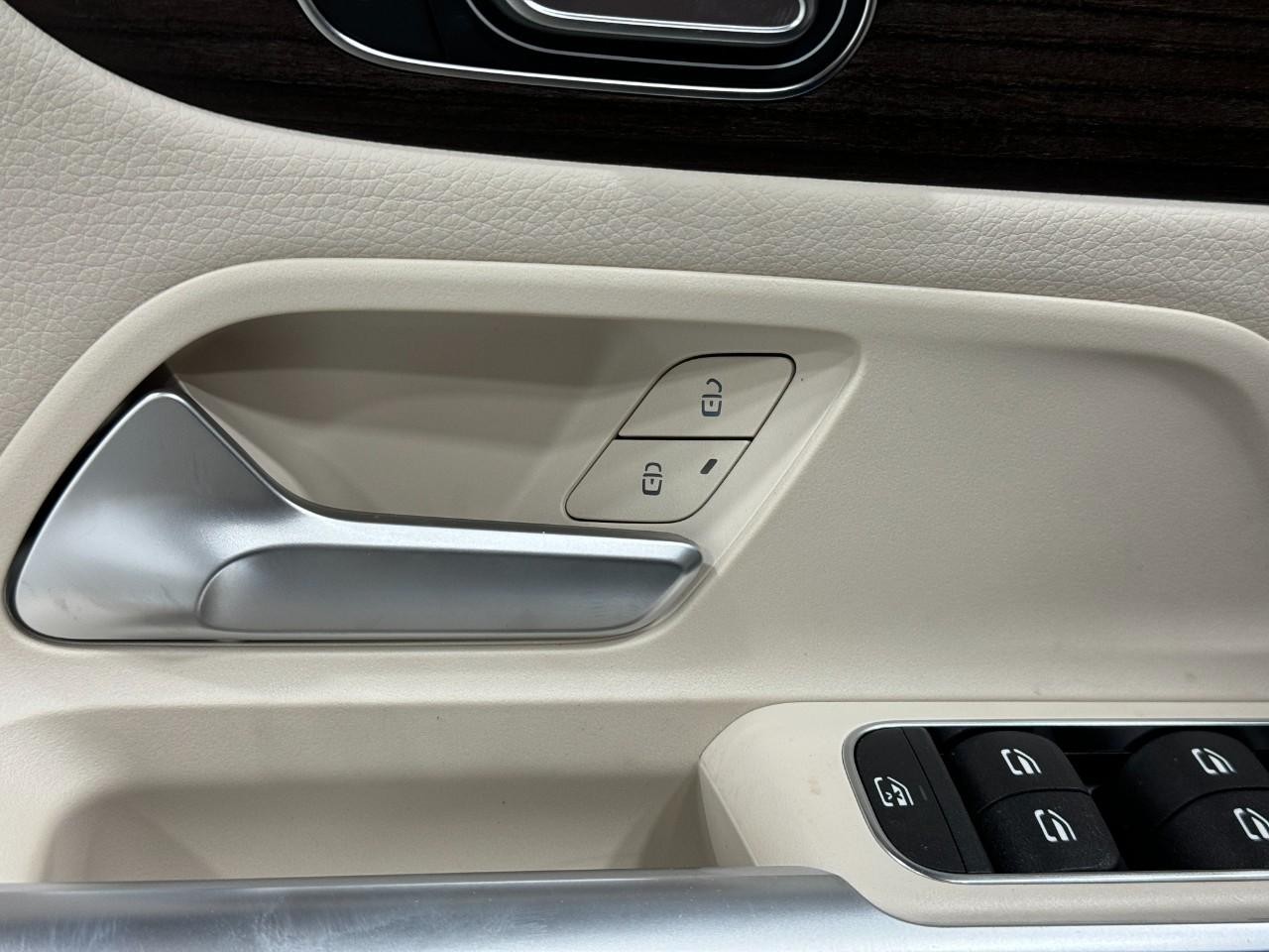 Mercedes-Benz GLB Vehicle Full-screen Gallery Image 25