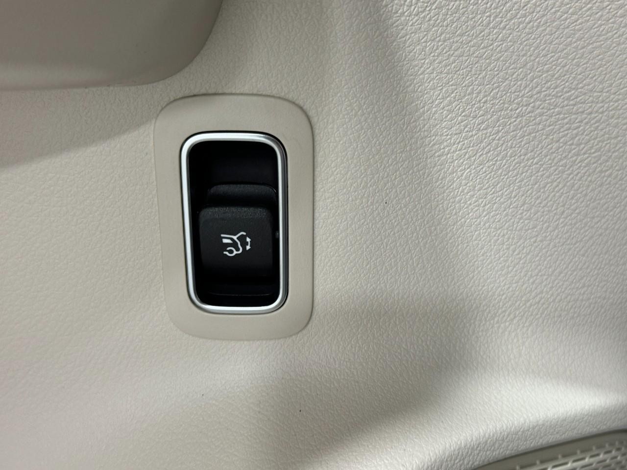 Mercedes-Benz GLB Vehicle Full-screen Gallery Image 27