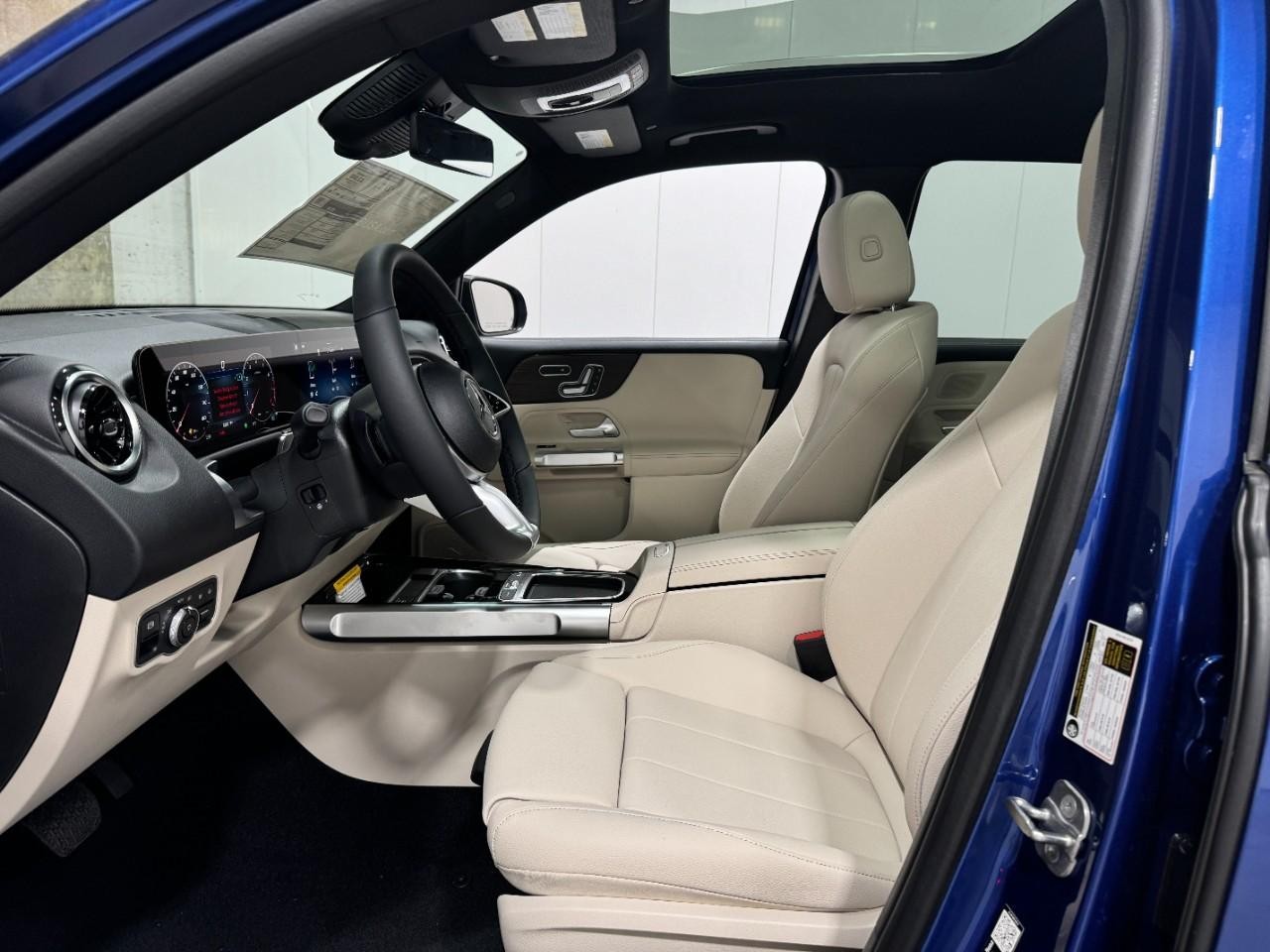 Mercedes-Benz GLB Vehicle Full-screen Gallery Image 28