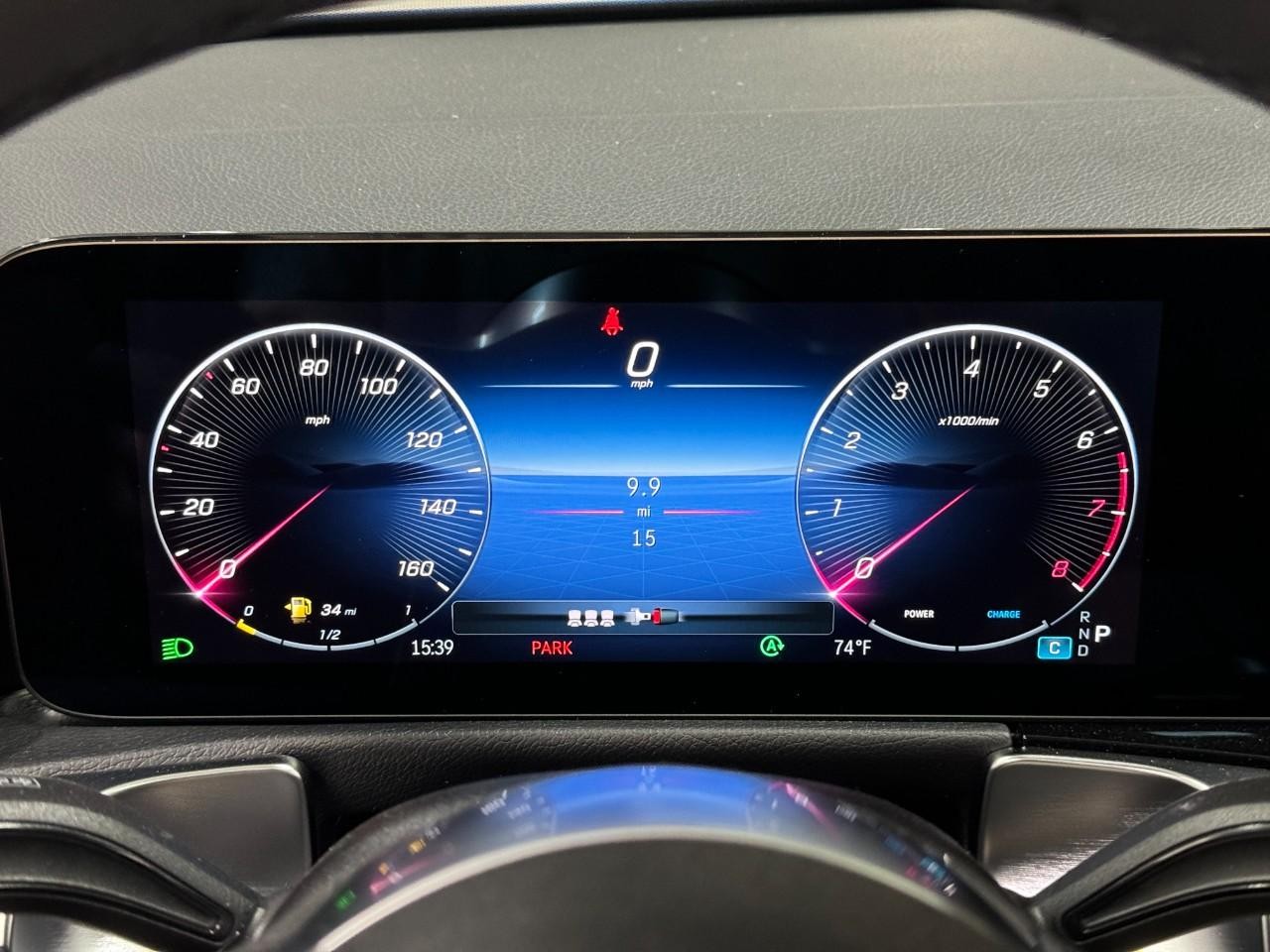 Mercedes-Benz GLB Vehicle Full-screen Gallery Image 34