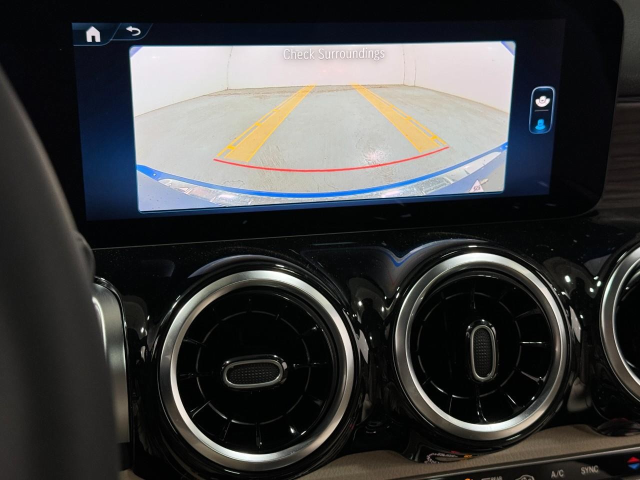 Mercedes-Benz GLB Vehicle Full-screen Gallery Image 36