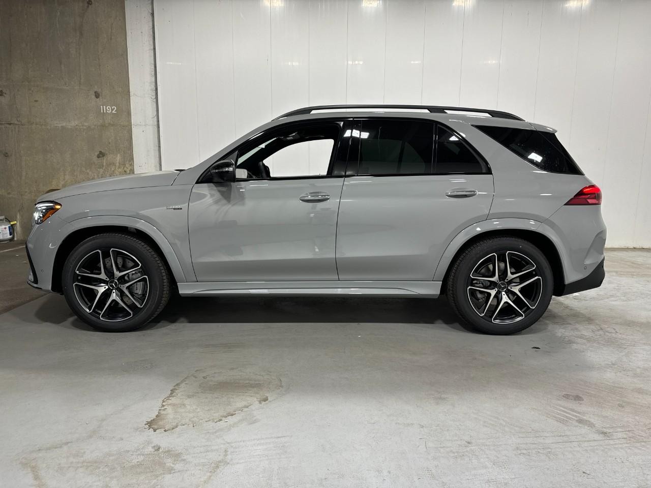 Mercedes-Benz GLE Vehicle Full-screen Gallery Image 2