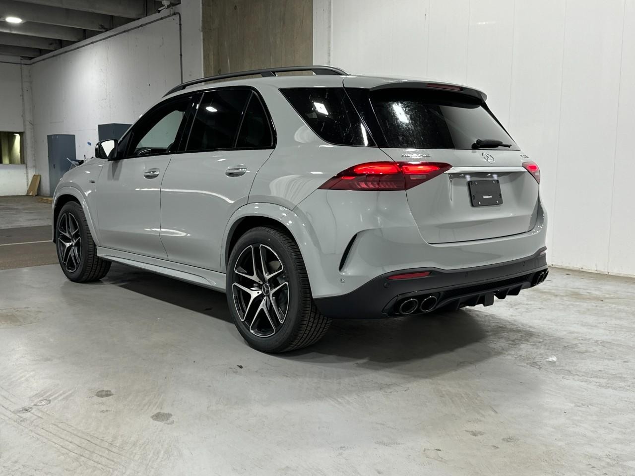 Mercedes-Benz GLE Vehicle Full-screen Gallery Image 3