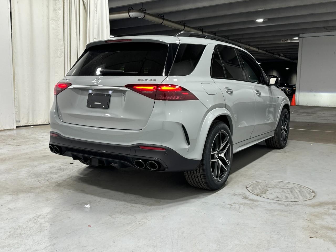 Mercedes-Benz GLE Vehicle Full-screen Gallery Image 4