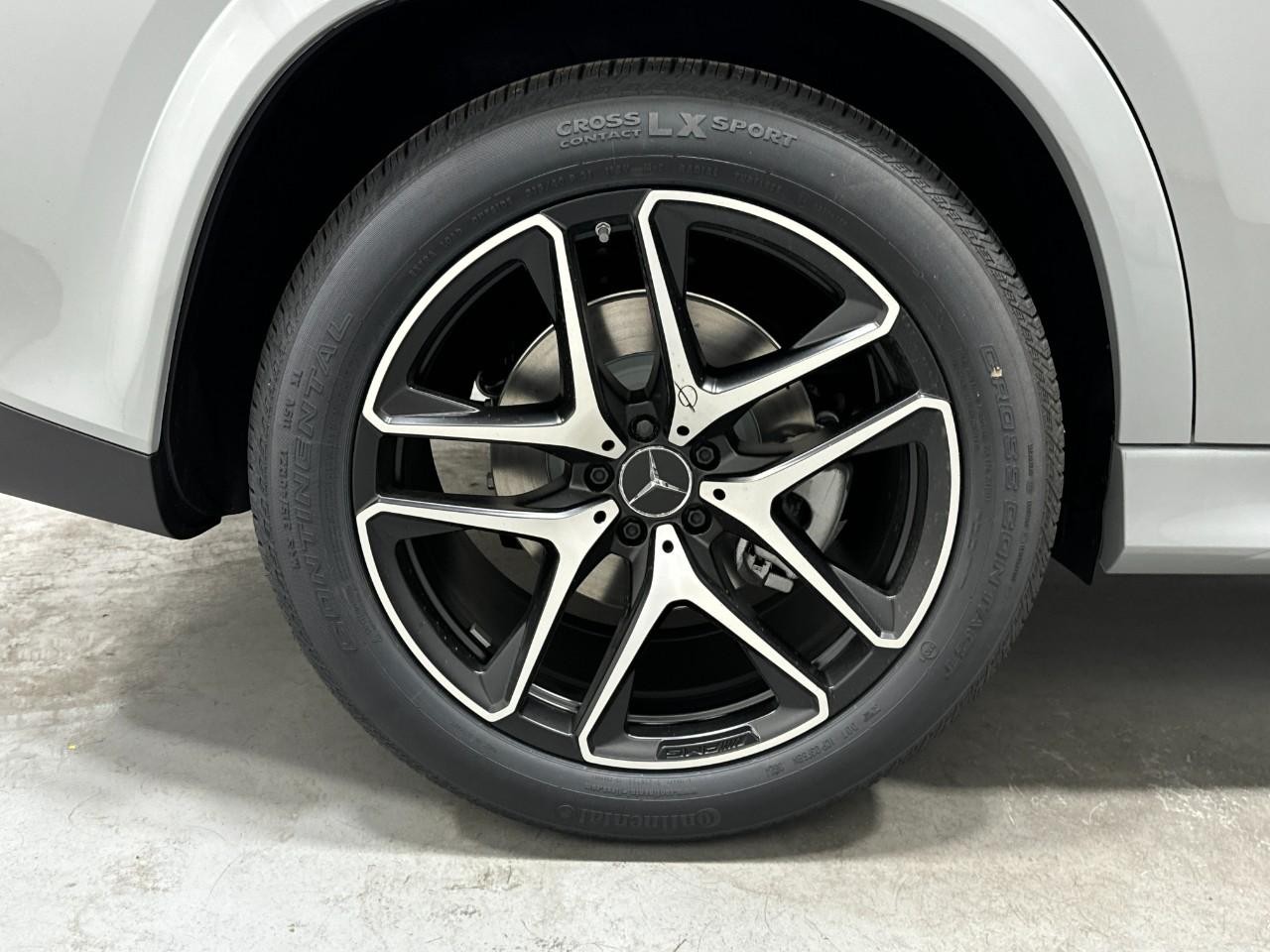 Mercedes-Benz GLE Vehicle Full-screen Gallery Image 5