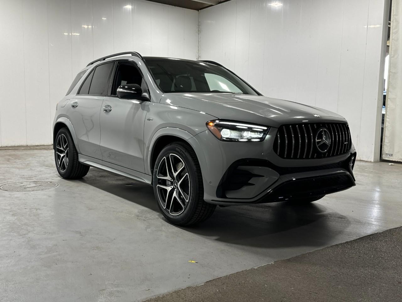 Mercedes-Benz GLE Vehicle Full-screen Gallery Image 6