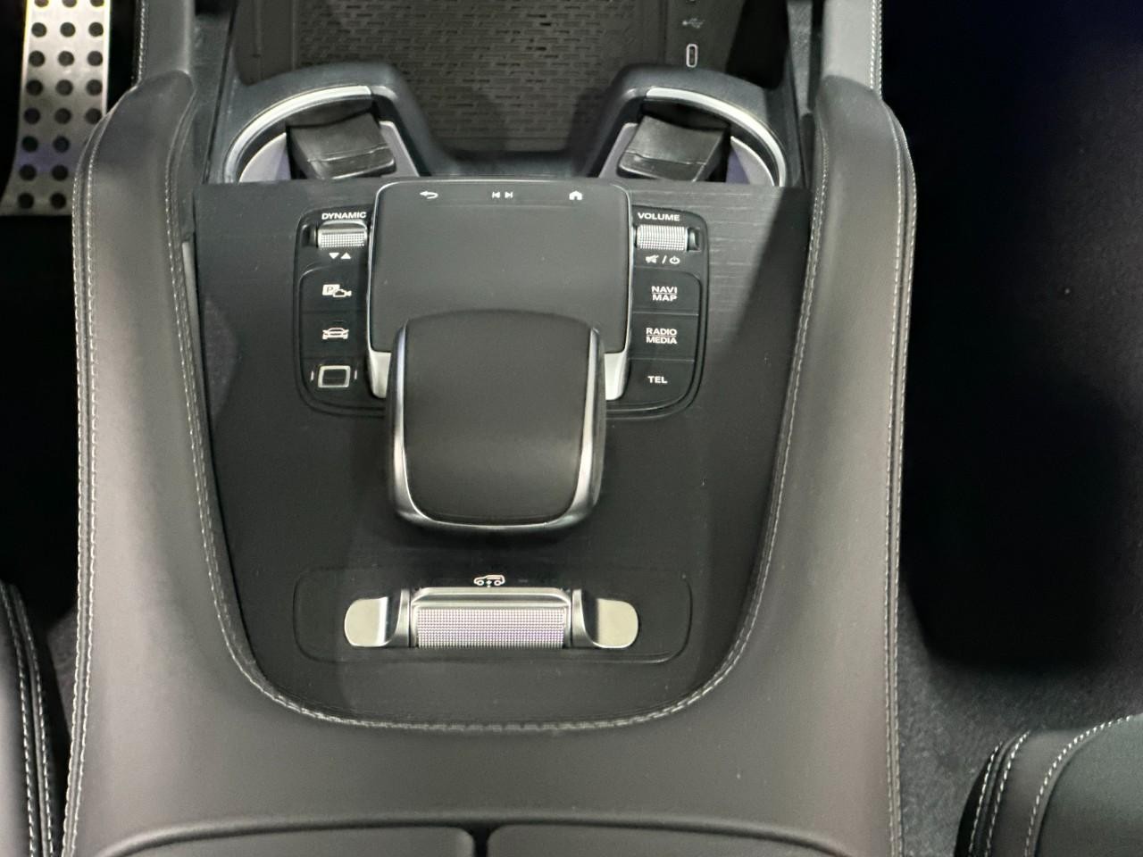 Mercedes-Benz GLE Vehicle Full-screen Gallery Image 16