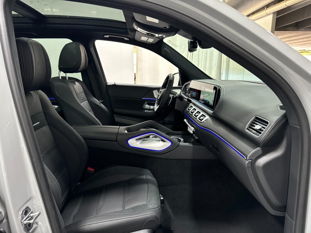 Mercedes-Benz GLE Vehicle Full-screen Gallery Image 18