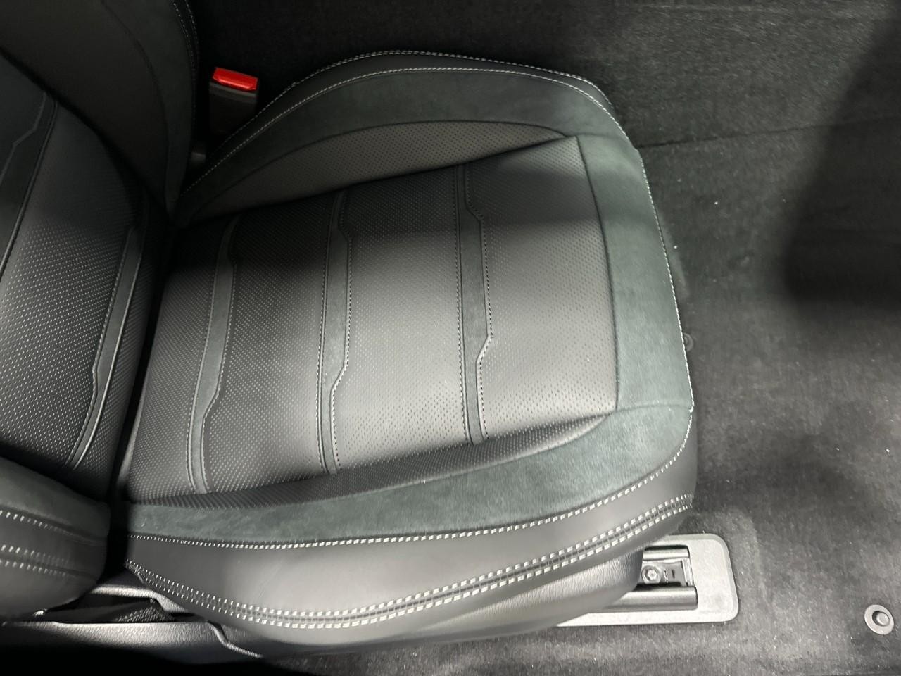 Mercedes-Benz GLE Vehicle Full-screen Gallery Image 19