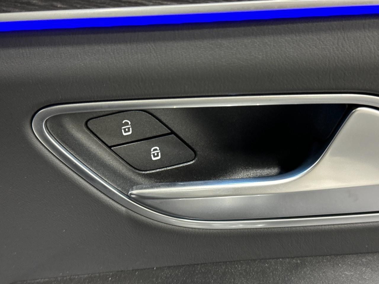 Mercedes-Benz GLE Vehicle Full-screen Gallery Image 21