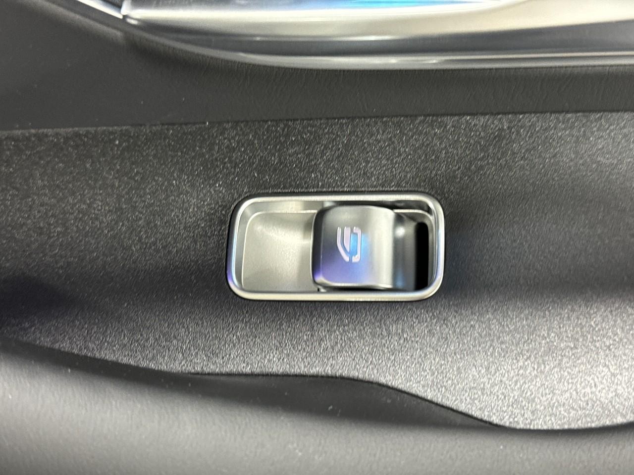 Mercedes-Benz GLE Vehicle Full-screen Gallery Image 22